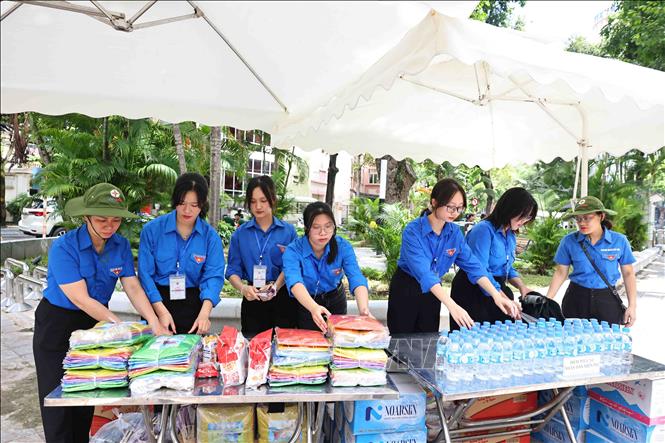 Tại các chốt trực, Thành đoàn đều bố trí điểm phục vụ miễn phí, cung cấp nước uống, đồ ăn nhẹ, quạt giấy, ô dù, áo mưa… cho người dân đến tiễn đưa Tổng Bí thư Nguyễn Phú Trọng. Ảnh: Minh Đức – TTXVN