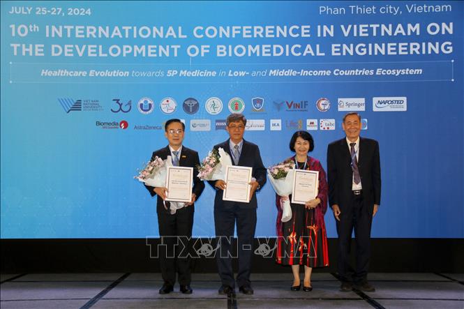 Ban Tổ chức trao thư cảm ơn các đơn vị cùng tổ chức Hội nghị. Ảnh: Nguyễn Thanh - TTXVN