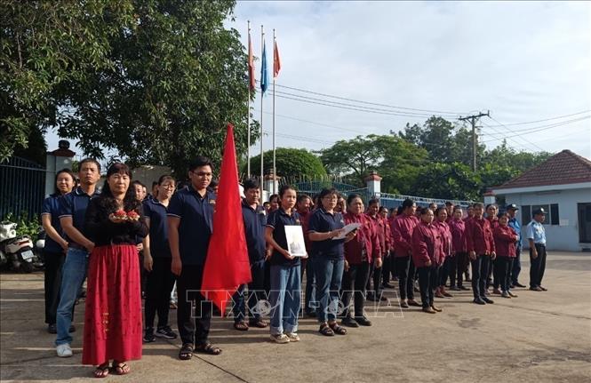 Công nhân Khu Công nghiệp VSIP 1 (Bình Dương) tưởng niệm Tổng Bí thư Nguyễn Phú Trọng. Ảnh: TTXVN phát