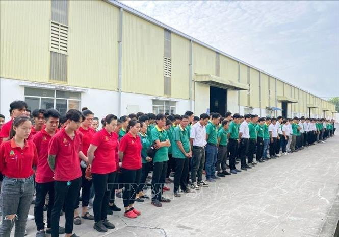 Công nhân Khu Công nghiệp VSIP 1 (Bình Dương) tưởng niệm Tổng Bí thư Nguyễn Phú Trọng. Ảnh: TTXVN phát
