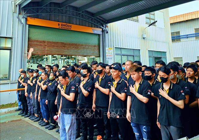 Đoàn viên Công ty Compass 2 tại Khu công nghiệp VSIP1 dành phút mặc niệm tưởng nhớ Tổng Bí thư Nguyễn Phú Trọng. Ảnh: TTXVN phát