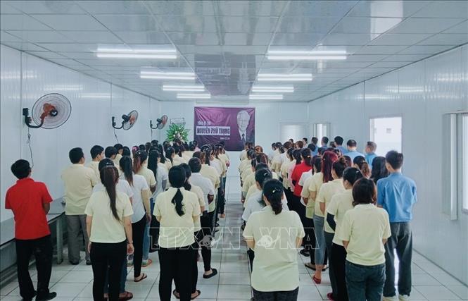 Công nhân Khu Công nghiệp VSIP 1 (Bình Dương) tưởng niệm Tổng Bí thư Nguyễn Phú Trọng. Ảnh: TTXVN phát