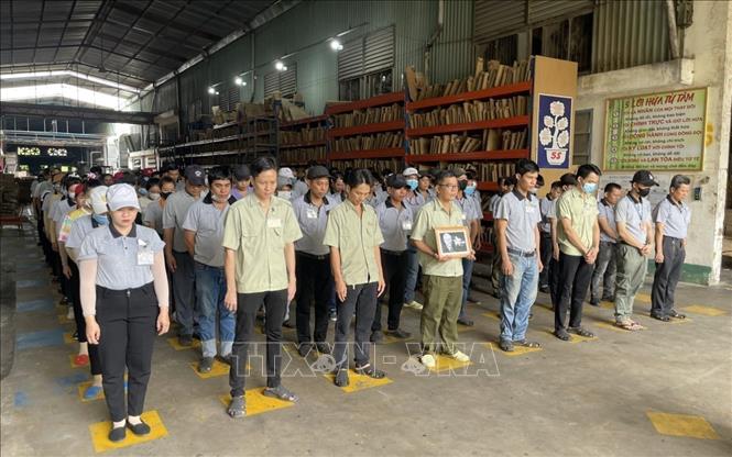 Công nhân tại nhà máy tỉnh Bình Dương tưởng niệm Tổng Bí thư Nguyễn Phú Trọng. Ảnh: TTXVN phát