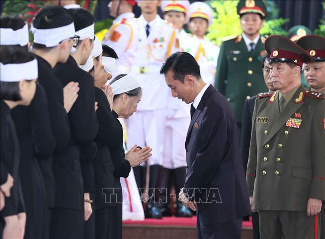 Đoàn CHDCND Triều Tiên do Đại biện lâm thời Đại sứ quán CHDCND Triều Tiên tại Việt Nam Ri Ho Jun làm Trưởng đoàn vào kính viếng Tổng Bí thư Nguyễn Phú Trọng. Ảnh: TTXVN