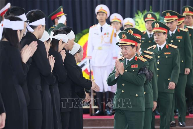 Thượng tướng Trịnh Văn Quyết, Ủy viên Trung ương Đảng, Chủ nhiệm Tổng cục Chính trị QĐND Việt Nam làm trưởng đoàn viếng Tổng Bí thư Nguyễn Phú Trọng. Ảnh: TTXVN 