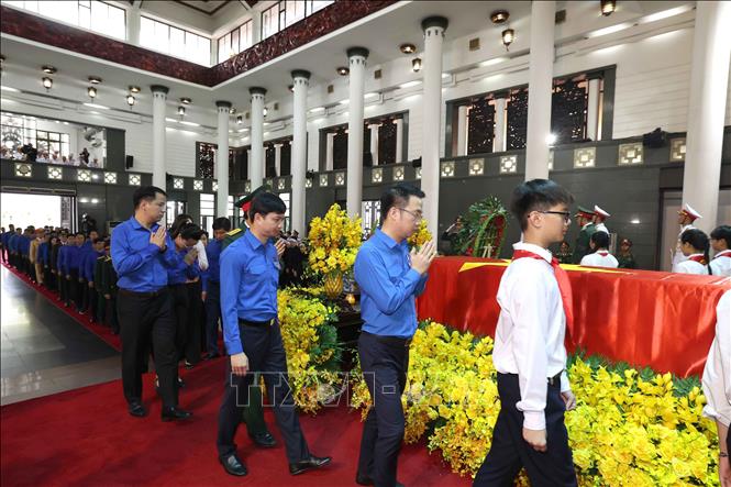 Đoàn Thanh niên Cộng sản Hồ Chí Minh và Tuổi trẻ Việt Nam viếng Tổng Bí thư Nguyễn Phú Trọng. Ảnh: TTXVN