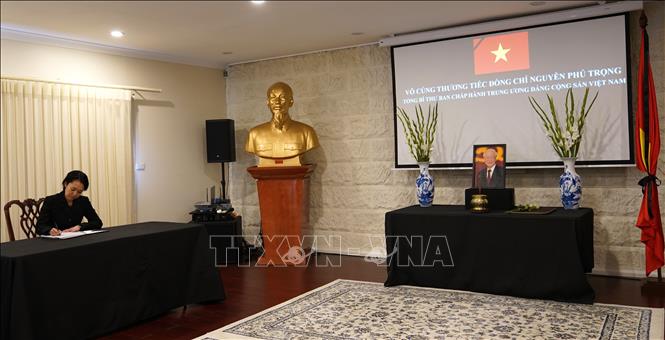 Thứ trưởng Bộ Ngoại giao và Thương mại Australia Michelle Chan ghi sổ tang tại lễ viếng Tổng Bí thư Nguyễn Phú Trọng. Ảnh: Lê Đạt - PV TTXVN tại Australia
