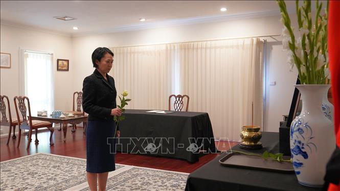 Thứ trưởng Bộ Ngoại giao và Thương mại Australia Michelle Chan viếng Tổng Bí thư Nguyễn Phú Trọng. Ảnh: Lê Đạt - PV TTXVN tại Australia
