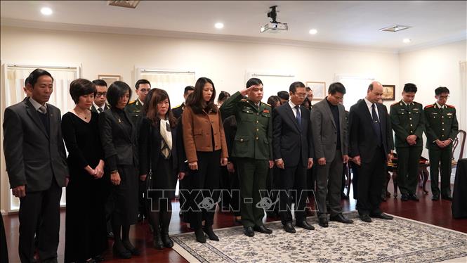 Cán bộ Đại sứ quán Việt Nam tại Canberra viếng Tổng Bí thư Nguyễn Phú Trọng. Ảnh: Lê Đạt - PV TTXVN tại Australia