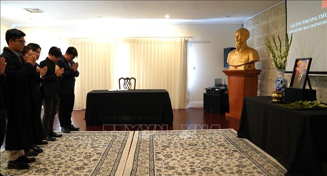 Đại diện Hội Sinh viên Việt Nam tại Canberra viếng Tổng Bí thư Nguyễn Phú Trọng. Ảnh: Lê Đạt - PV TTXVN tại Australia