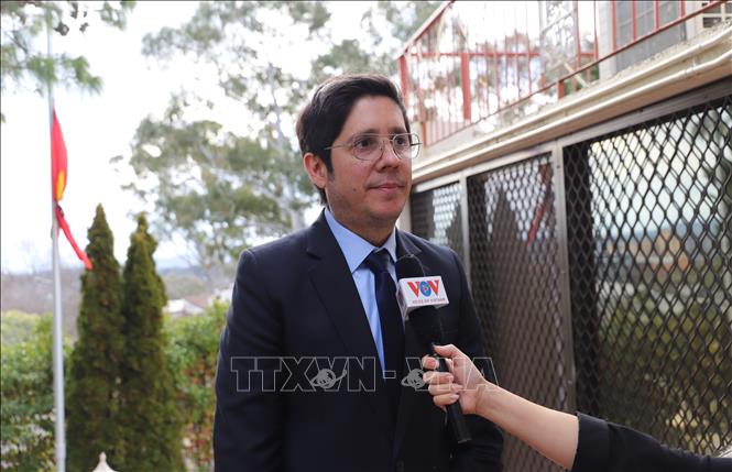 Ông Luis Laya, Đại biện Đại sứ quán Venezuela tại Australia, chia buồn với Chính phủ và nhân dân Việt Nam trước sự ra đi của Tổng Bí thư Nguyễn Phú Trọng. Ảnh: Lê Đạt - PV TTXVN tại Australia