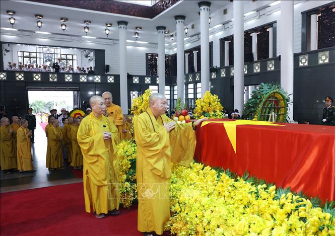 Đoàn Trung ương Giáo hội Phật giáo Việt Nam kính viếng Tổng Bí thư Nguyễn Phú Trọng. Ảnh: TTXVN
