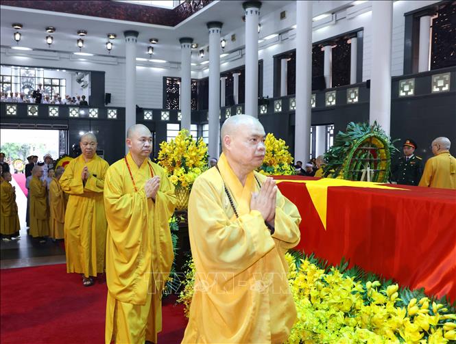 Đoàn Trung ương Giáo hội Phật giáo Việt Nam kính viếng Tổng Bí thư Nguyễn Phú Trọng. Ảnh: TTXVN