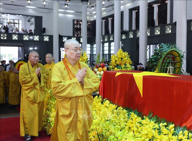 Đoàn Trung ương Giáo hội Phật giáo Việt Nam kính viếng Tổng Bí thư Nguyễn Phú Trọng. Ảnh: TTXVN