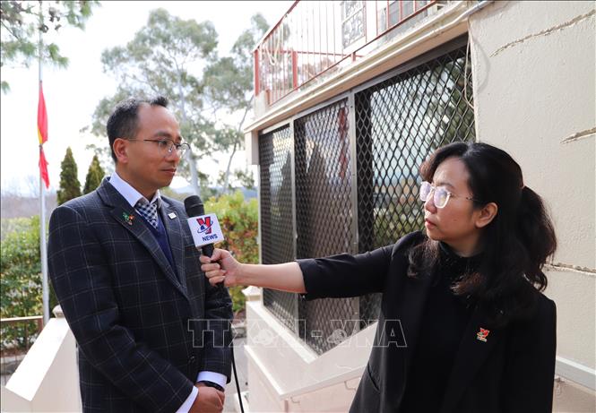 Chủ tịch Hội doanh nhân Việt Nam tại Canberra Hoàng Hiếu Huy chia sẻ niềm xúc động trước sự ra đi của Tổng Bí thư Nguyễn Phú Trọng. Ảnh: Lê Đạt - PV TTXVN tại Australia