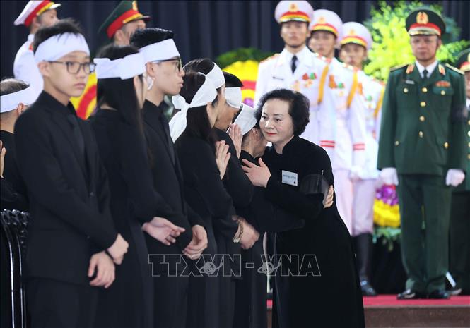 Bộ trưởng Bộ Nội vụ Phạm Thị Thanh Trà chia buồn với gia quyến Tổng Bí thư Nguyễn Phú Trọng. Ảnh: TTXVN