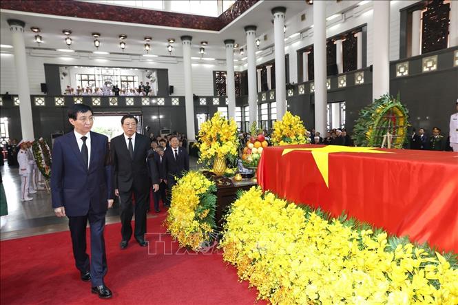 Đồng chí Vương Hộ Ninh, Ủy viên Thường vụ Bộ Chính trị Trung ương Đảng Cộng sản Trung Quốc, Chủ tịch Chính hiệp toàn quốc Trung Quốc, đại diện đặc biệt của Tổng Bí thư, Chủ tịch Trung Quốc Tập Cận Bình, dẫn đầu Đoàn đại biểu Đảng Cộng sản Trung Quốc viếng Tổng Bí thư Nguyễn Phú Trọng. Ảnh: TTXVN