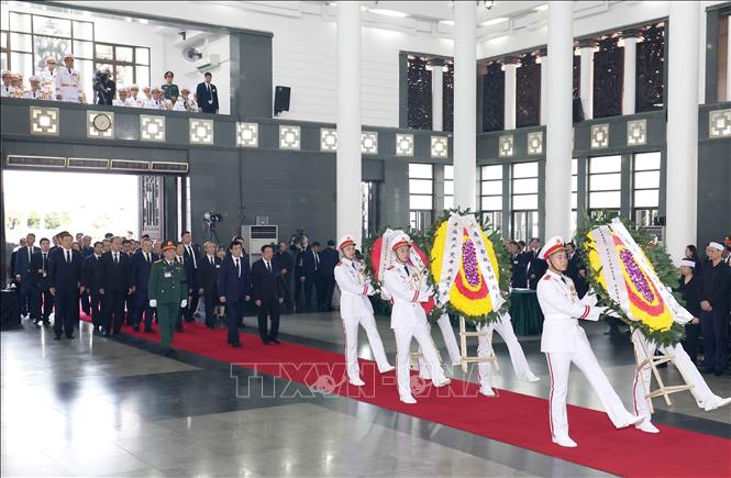 Đồng chí Vương Hộ Ninh, Ủy viên Thường vụ Bộ Chính trị Trung ương Đảng Cộng sản Trung Quốc, Chủ tịch Chính hiệp toàn quốc Trung Quốc, đại diện đặc biệt của Tổng Bí thư, Chủ tịch Trung Quốc Tập Cận Bình, dẫn đầu Đoàn đại biểu Đảng Cộng sản Trung Quốc viếng Tổng Bí thư Nguyễn Phú Trọng. Ảnh: TTXVN