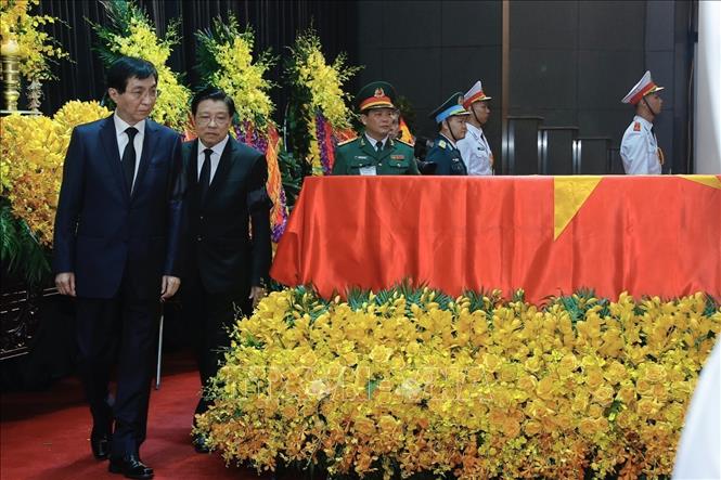 Đồng chí Vương Hộ Ninh, Ủy viên Thường vụ Bộ Chính trị Trung ương Đảng Cộng sản Trung Quốc, Chủ tịch Chính hiệp toàn quốc Trung Quốc, đại diện đặc biệt của Tổng Bí thư, Chủ tịch Trung Quốc Tập Cận Bình, dẫn đầu Đoàn đại biểu Đảng Cộng sản Trung Quốc viếng Tổng Bí thư Nguyễn Phú Trọng. Ảnh: TTXVN