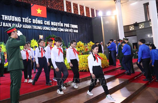 Đoàn Thanh niên Cộng sản Hồ Chí Minh và tuổi trẻ Việt Nam viếng Tổng Bí thư Nguyễn Phú Trọng. Ảnh: TTXVN
