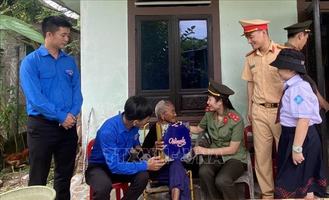 Tuổi trẻ Thừa Thiên - Huế thăm, tặng quà Mẹ Việt Nam Anh hùng Văn Thị Men tại xã Quảng Thái, huyện Quảng Điền. Ảnh: Ảnh: TTXVN phát