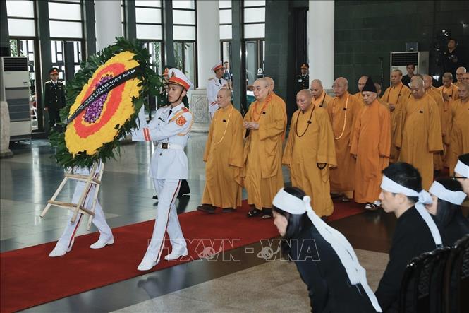 Đoàn Trung ương Giáo hội Phật giáo Việt Nam kính viếng Tổng Bí thư Nguyễn Phú Trọng. Ảnh: TTXVN