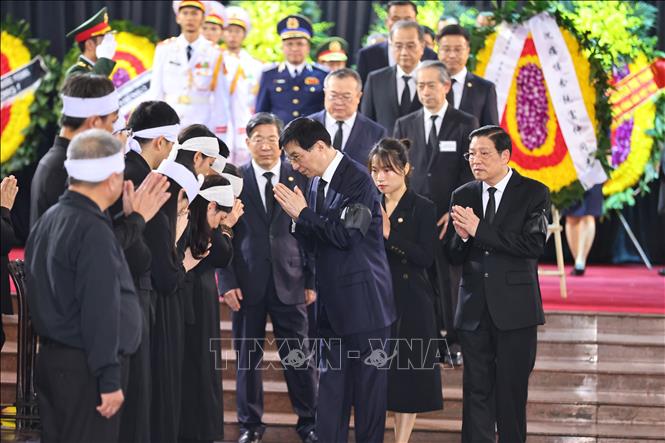 Đồng chí Vương Hộ Ninh, Ủy viên Thường vụ Bộ Chính trị Trung ương Đảng Cộng sản Trung Quốc, Chủ tịch Chính hiệp toàn quốc Trung Quốc, đại diện đặc biệt của Tổng Bí thư, Chủ tịch Trung Quốc Tập Cận Bình, dẫn đầu Đoàn đại biểu Đảng Cộng sản Trung Quốc viếng Tổng Bí thư Nguyễn Phú Trọng. Ảnh: TTXVN