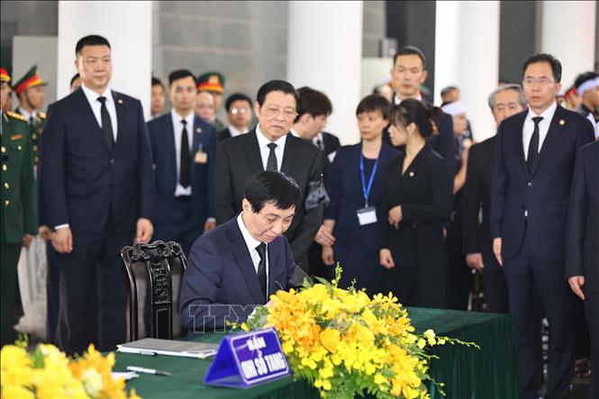 Đồng chí Vương Hộ Ninh, Ủy viên Thường vụ Bộ Chính trị Trung ương Đảng Cộng sản Trung Quốc, Chủ tịch Chính hiệp toàn quốc Trung Quốc, đại diện đặc biệt của Tổng Bí thư, Chủ tịch Trung Quốc Tập Cận Bình, dẫn đầu Đoàn đại biểu Đảng Cộng sản Trung Quốc viếng Tổng Bí thư Nguyễn Phú Trọng. Ảnh: TTXVN
