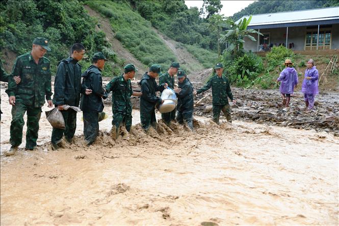 Lực lượng Bộ đội Biên phòng tỉnh Điện Biên giúp dân khắc phục hậu quả lũ quét. Ảnh: Phan Quân - TTXVN