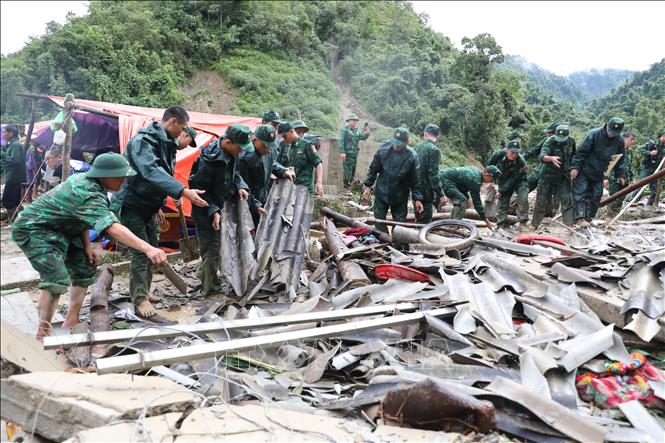 Bộ đội Biên phòng tỉnh Điện Biên giúp dân khắc phục hậu quả lũ quét. Ảnh: Phan Quân - TTXVN