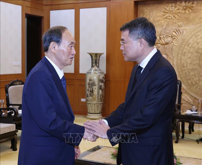 Trưởng Ban Tổ chức Trung ương Lê Minh Hưng tiếp Thủ tướng Nhật Bản Suga Yoshihide. Ảnh: Phương Hoa - TTXVN
