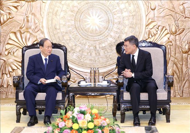 Trưởng Ban Tổ chức Trung ương Lê Minh Hưng cùng nguyên Thủ tướng Nhật Bản Suga Yoshihide. Ảnh: Phương Hoa - TTXVN