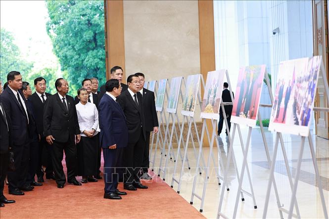 Thủ tướng Phạm Minh Chính giới thiệu với Chủ tịch Đảng Nhân dân Campuchia Samdech Hun Sen một số hoạt động đối ngoại của cố Tổng Bí thư Nguyễn Phú Trọng. Ảnh: Dương Giang-TTXVN
