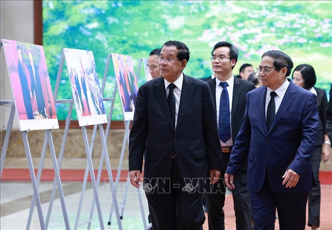 Thủ tướng Phạm Minh Chính giới thiệu với Chủ tịch Đảng Nhân dân Campuchia Samdech Hun Sen một số hoạt động đối ngoại của cố Tổng Bí thư Nguyễn Phú Trọng. Ảnh: Dương Giang-TTXVN
