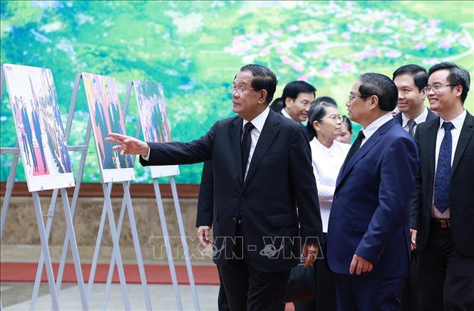 Thủ tướng Phạm Minh Chính giới thiệu với Chủ tịch Đảng Nhân dân Campuchia Samdech Hun Sen một số hoạt động đối ngoại của cố Tổng Bí thư Nguyễn Phú Trọng. Ảnh: Dương Giang-TTXVN
