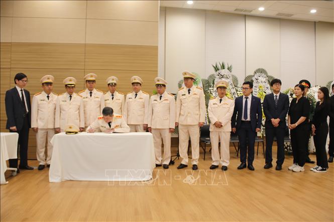 Đoàn cán bộ C10, Bộ Công an Việt Nam đang công tác tại Hàn Quốc, do đồng chí Trung tướng Lê Minh Hùng làm trưởng đoàn đến viếng và ghi sổ tang. Ảnh: Đức Thắng - P/v TTXVN tại Seoul 
