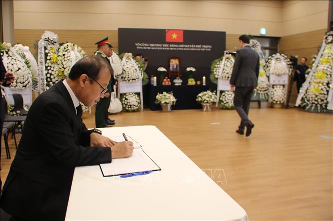 Đại diện dòng họ Lý gốc Việt đang sinh sống tại Hàn Quốc do ông Lý Huân làm trưởng đoàn đến viếng. Ảnh: Đức Thắng - P/v TTXVN tại Seoul 
