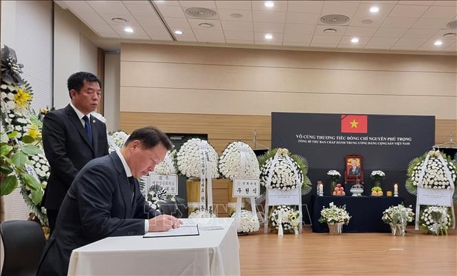 Chủ tịch Tập đoàn SK Chey Tae-won, Chủ tịch Phòng Thương mại và Công nghiệp Hàn Quốc (KCCI) đến viếng. Ảnh: Đức Thắng - P/v TTXVN tại Seoul 
