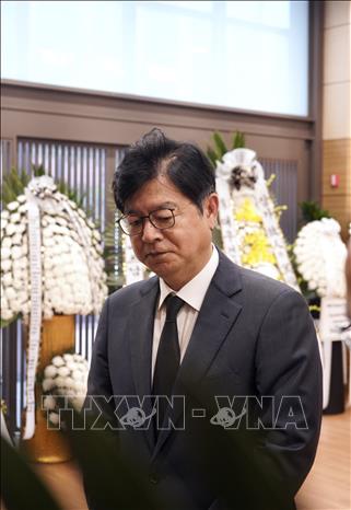 Đoàn của Hãng thông tấn Yonhap do ông Seong Ghi-hong, Tổng giám đốc điều hành, đến viếng. Ảnh: Đức Thắng - P/v TTXVN tại Seoul 