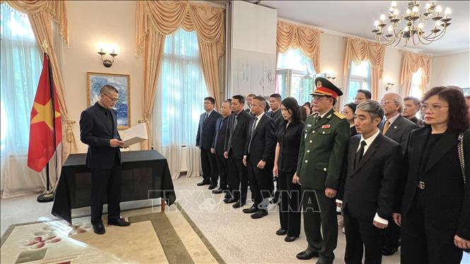 Đại sứ Vũ Quang Minh và các cán bộ Đại sứ quán Việt Nam tại Berlin dành một phút mặc niệm, tưởng nhớ Tổng Bí thư Nguyễn Phú Trọng. Ảnh: Phương Hoa - Pv TTXVN tại Berlin