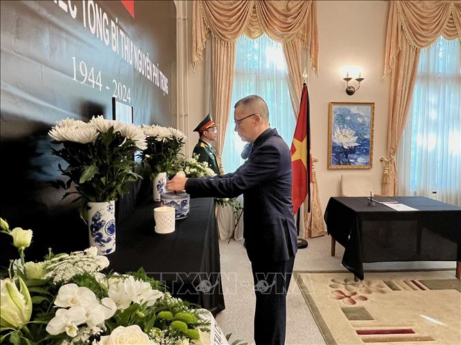 Đại sứ Vũ Quang Minh kính viếng Tổng Bí thư Nguyễn Phú Trọng tại Đại sứ quán Việt Nam ở Berlin. Ảnh: Phương Hoa-Pv TTXVN tại Berlin