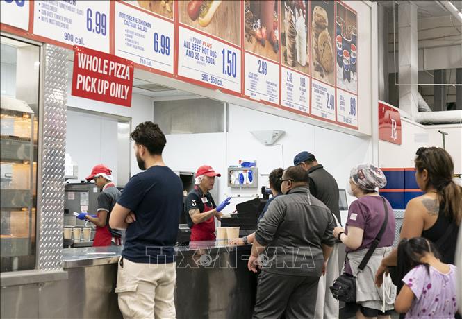 Người dân mua thực phẩm tại siêu thị ở Foster City, California, Mỹ, ngày 11/7/2024. Ảnh: THX/TTXVN