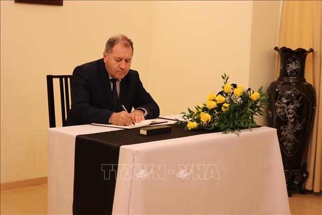 Đại biện lâm thời Đại sứ quán Romania tại CH Séc Bojan Valerica ghi sổ tang. Ảnh: Ngọc Biên - PV TTXVN tại CH Séc