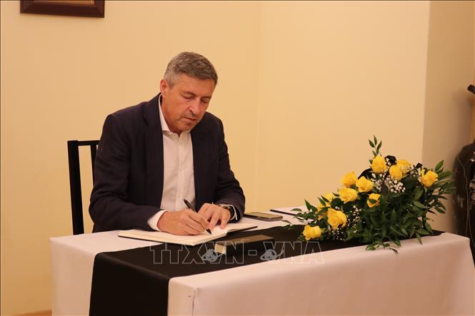 Đại diện Đại sứ quán Bulgaria Andrei Vlahov ghi sổ tang. Ảnh: Ngọc Biên - PV TTXVN tại CH Séc