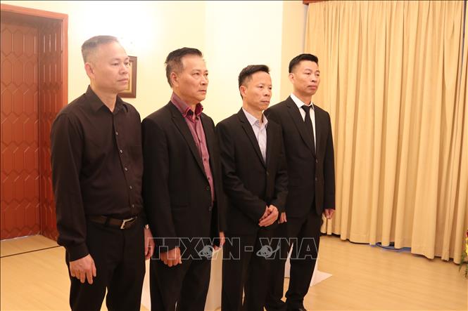 Đông đảo bà con kiều bào sinh sống, học tập và làm việc tại CH Séc đến viếng Tổng Bí thư Nguyễn Phú Trọng tại Đại sứ quán Việt Nam tại CH Séc. Ảnh: Ngọc Biên - PV TTXVN tại CH Séc