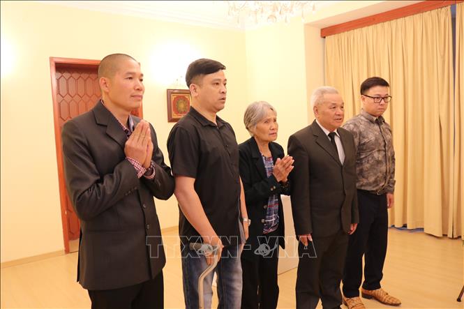 Đông đảo bà con kiều bào sinh sống, học tập và làm việc tại CH Séc đến viếng Tổng Bí thư Nguyễn Phú Trọng tại Đại sứ quán Việt Nam tại CH Séc. Ảnh: Ngọc Biên - PV TTXVN tại CH Séc
