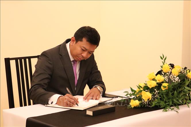 Đại biện lâm thời Đại sứ quán Myanmar tại CH Séc Htuann Naung ghi sổ tang. Ảnh: Ngọc Biên – PV TTXVN tại CH Séc