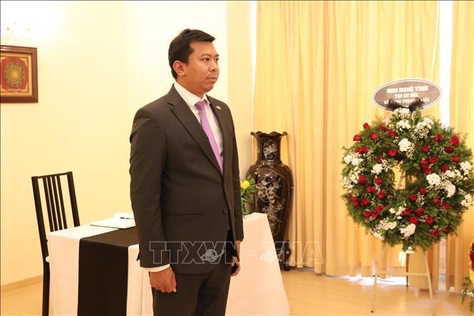 Đại biện lâm thời Đại sứ quán Myanmar tại CH Séc Htuann Naung viếng Tổng Bí thư Nguyễn Phú Trọng tại Đại sứ quán Việt Nam tại CH Séc. Ảnh: Ngọc Biên - PV TTXVN tại CH Séc