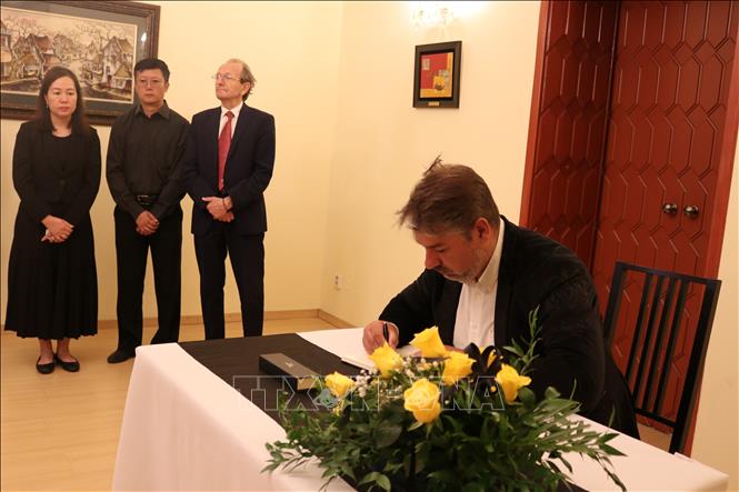Giám đốc điều hành Bohemia Mucsic Agency Martin Sanda ghi sổ tang sau khi viếng Tổng Bí thư Nguyễn Phú Trọng. Ảnh: Ngọc Biên – PV TTXVN tại CH Séc