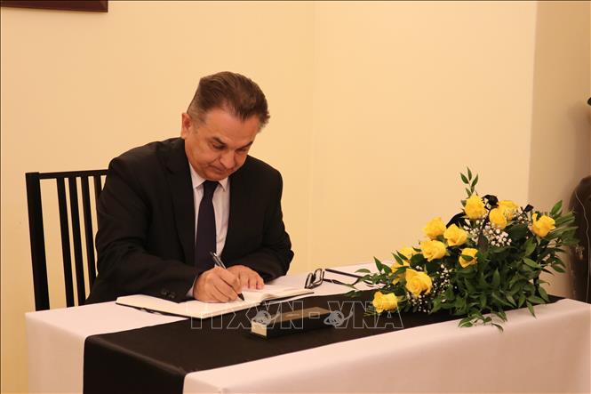 Đại sứ Serbia tại CH Séc Berislav Vekic ghi sổ tang. Ảnh: Ngọc Biên - PV TTXVN tại CH Séc